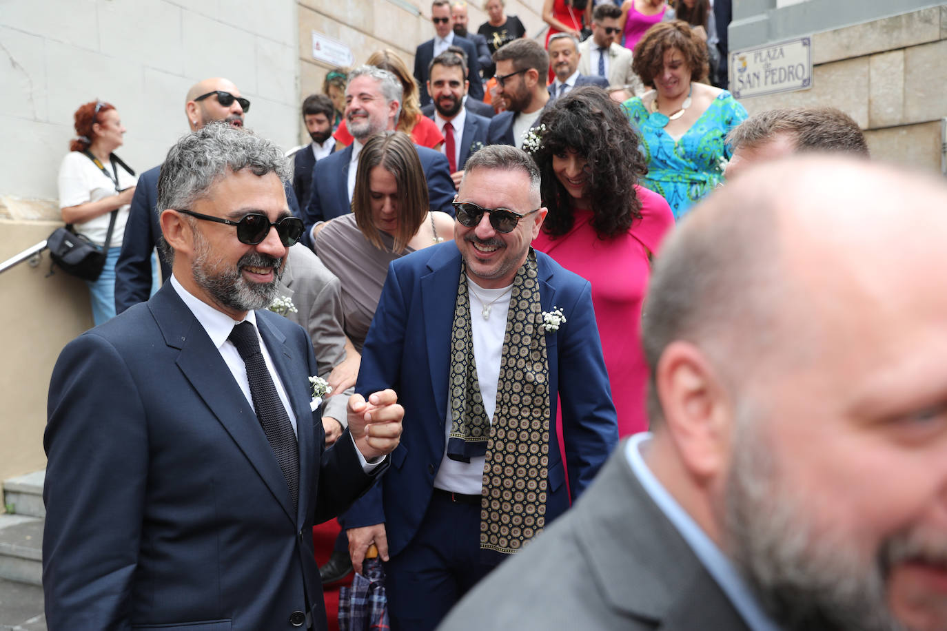 Carlos Valle y Rafael Oñate, arropados por vecinos y autoridades en su boda