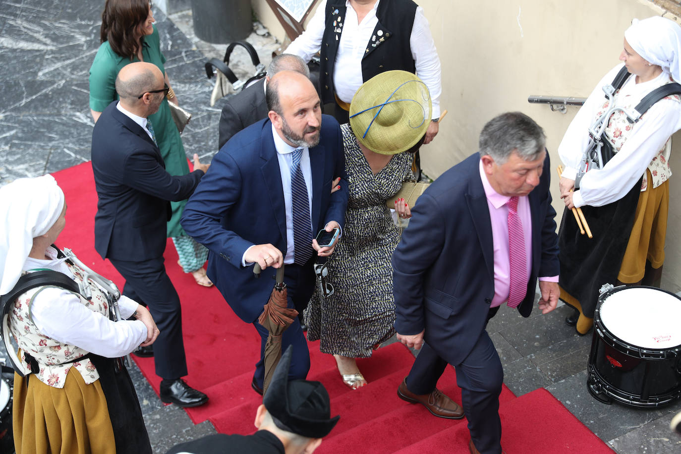 Carlos Valle y Rafael Oñate, arropados por vecinos y autoridades en su boda