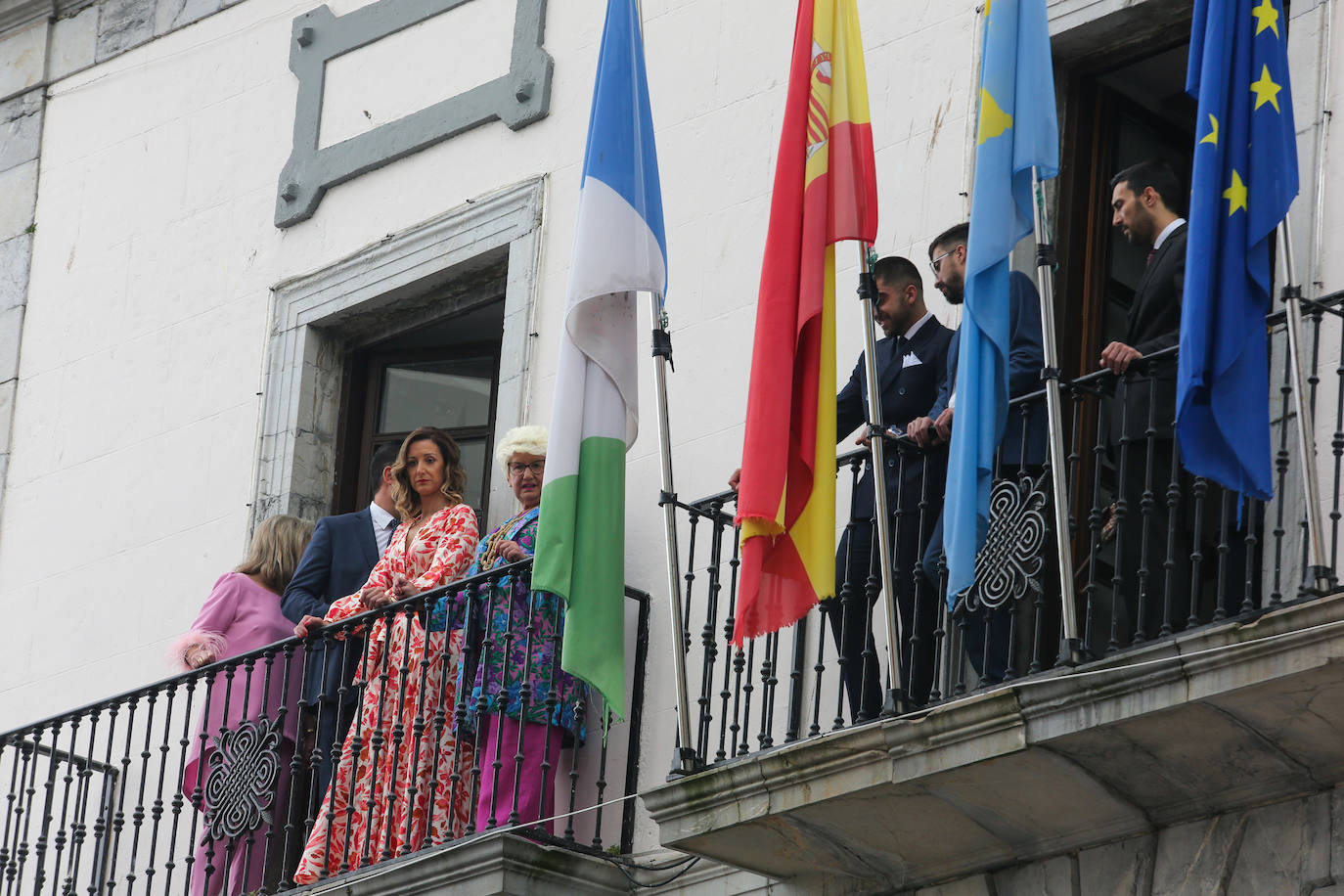 Carlos Valle y Rafael Oñate, arropados por vecinos y autoridades en su boda