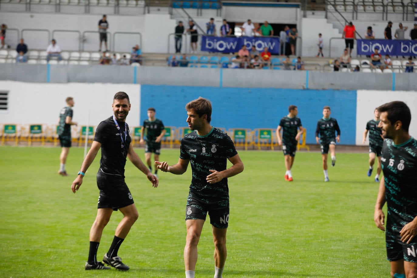 «Avilés, vamos a ganar»: la afición se entrega en el último entrenamiento