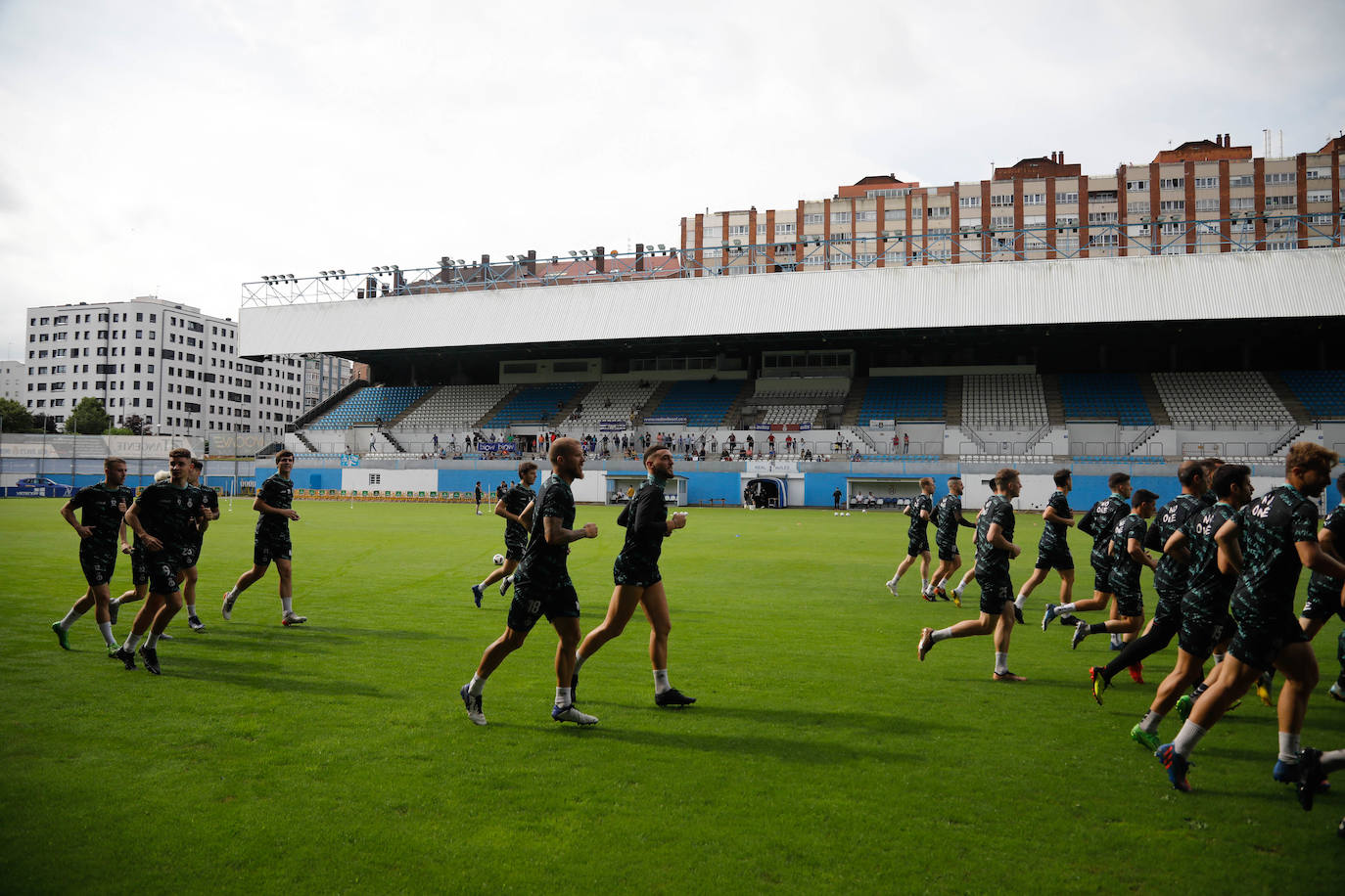 «Avilés, vamos a ganar»: la afición se entrega en el último entrenamiento