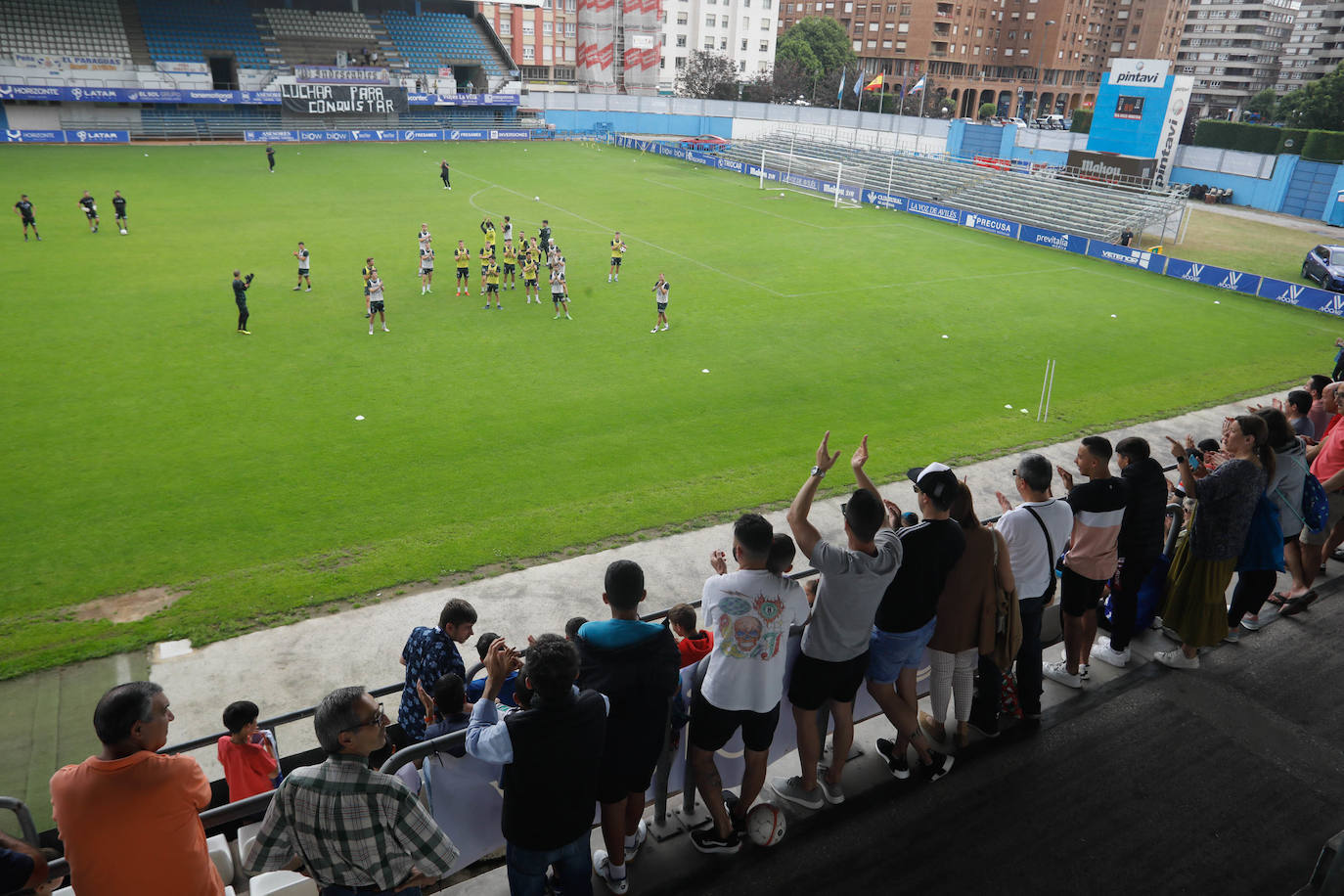 «Avilés, vamos a ganar»: la afición se entrega en el último entrenamiento