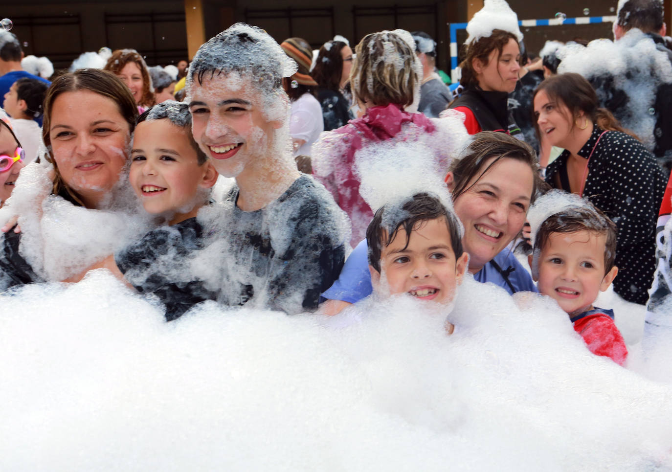 Agua y espuma para festejar en Olloniego