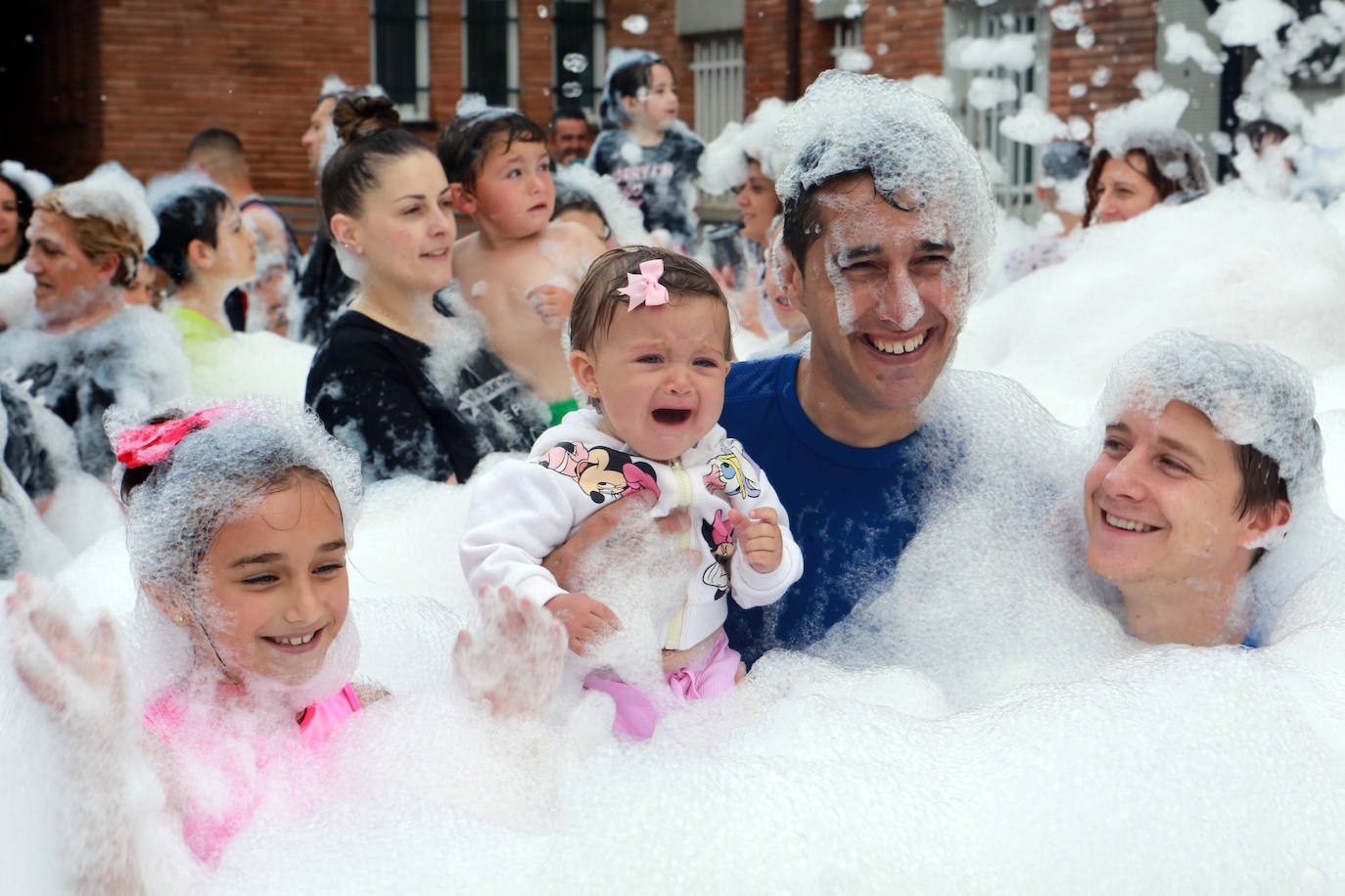 Agua y espuma para festejar en Olloniego