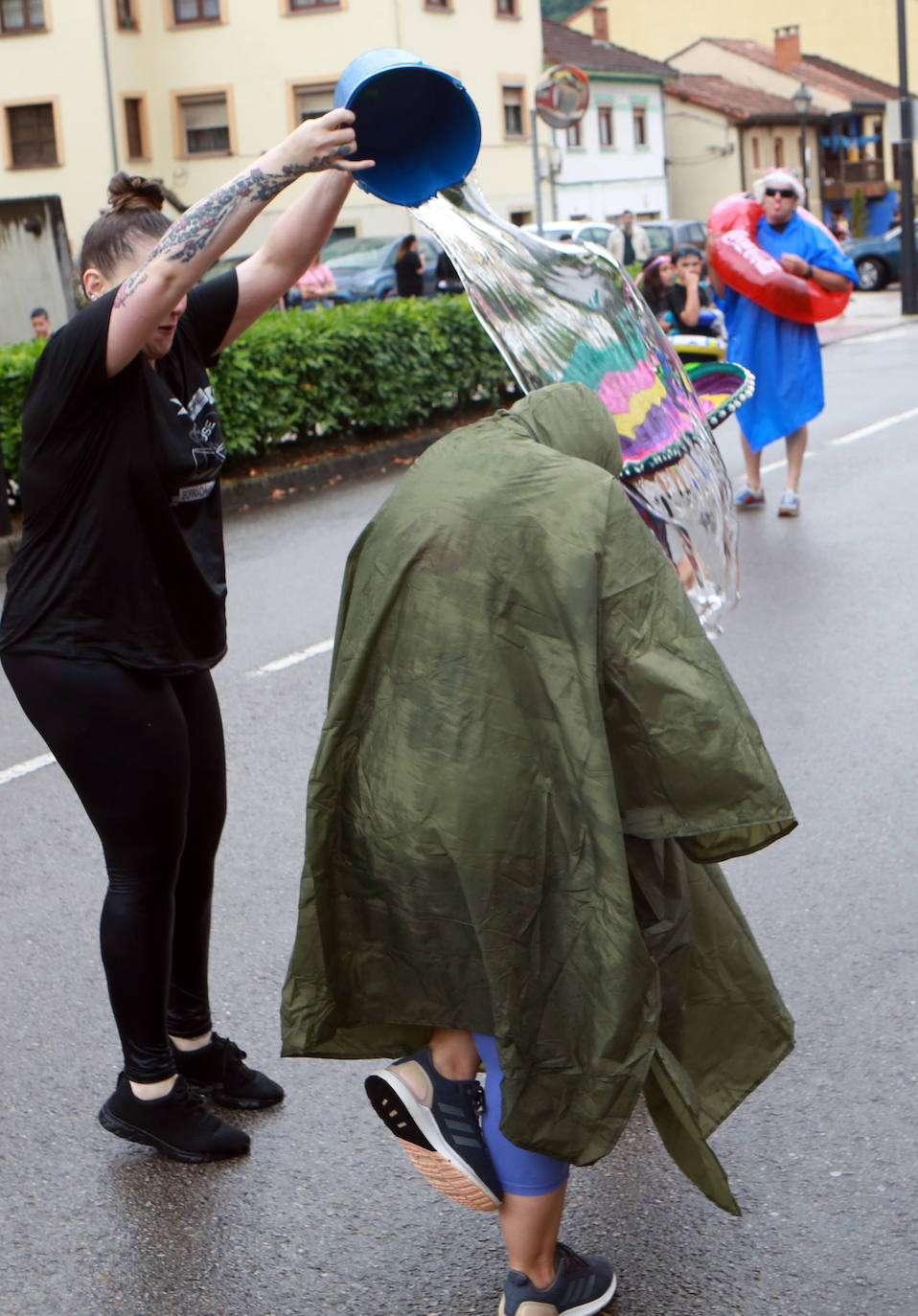 Agua y espuma para festejar en Olloniego