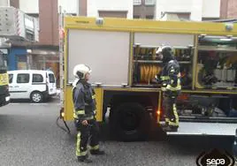 Los bomberos, durante la intervención.