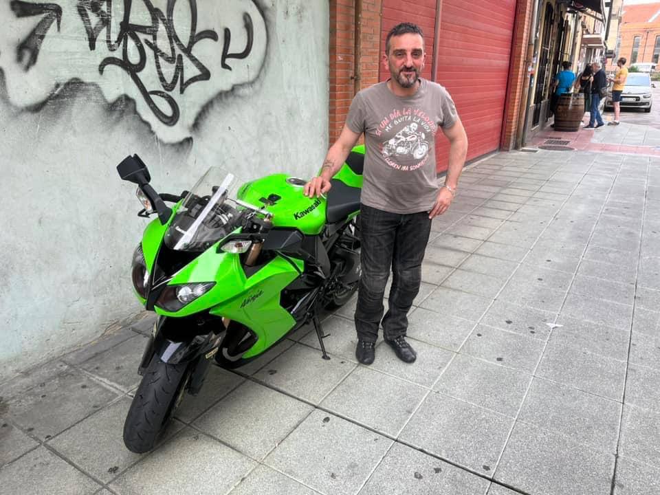 Héctor García González, junto a su moto.
