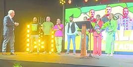 Los pregoneros, a la izquierda, sobre el escenario en Cangas de Onís.