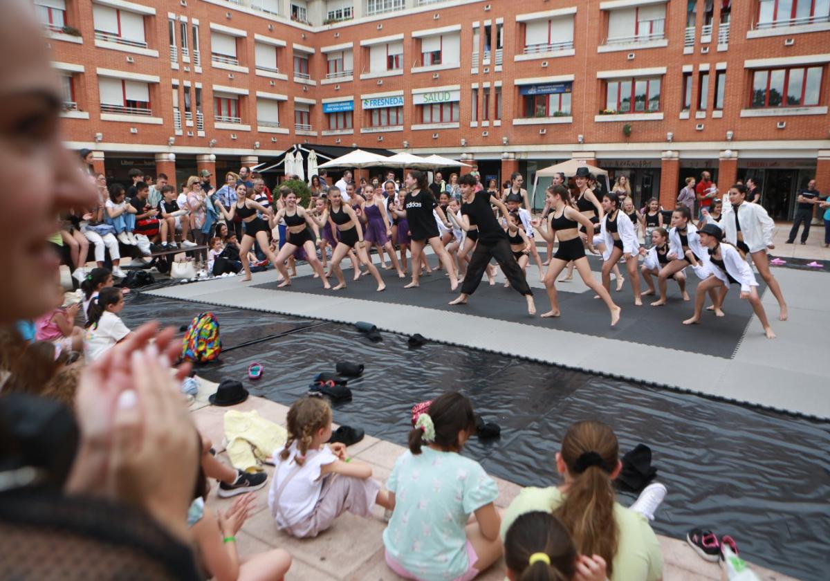 Exhibición de FIT KIDS con danza, acrobacias y gimnasia.