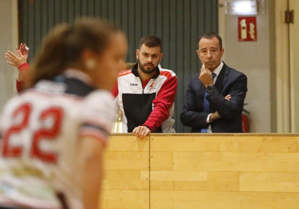 Ramón Peralta, junto a Isaac Roces, en un partido del Telecable.