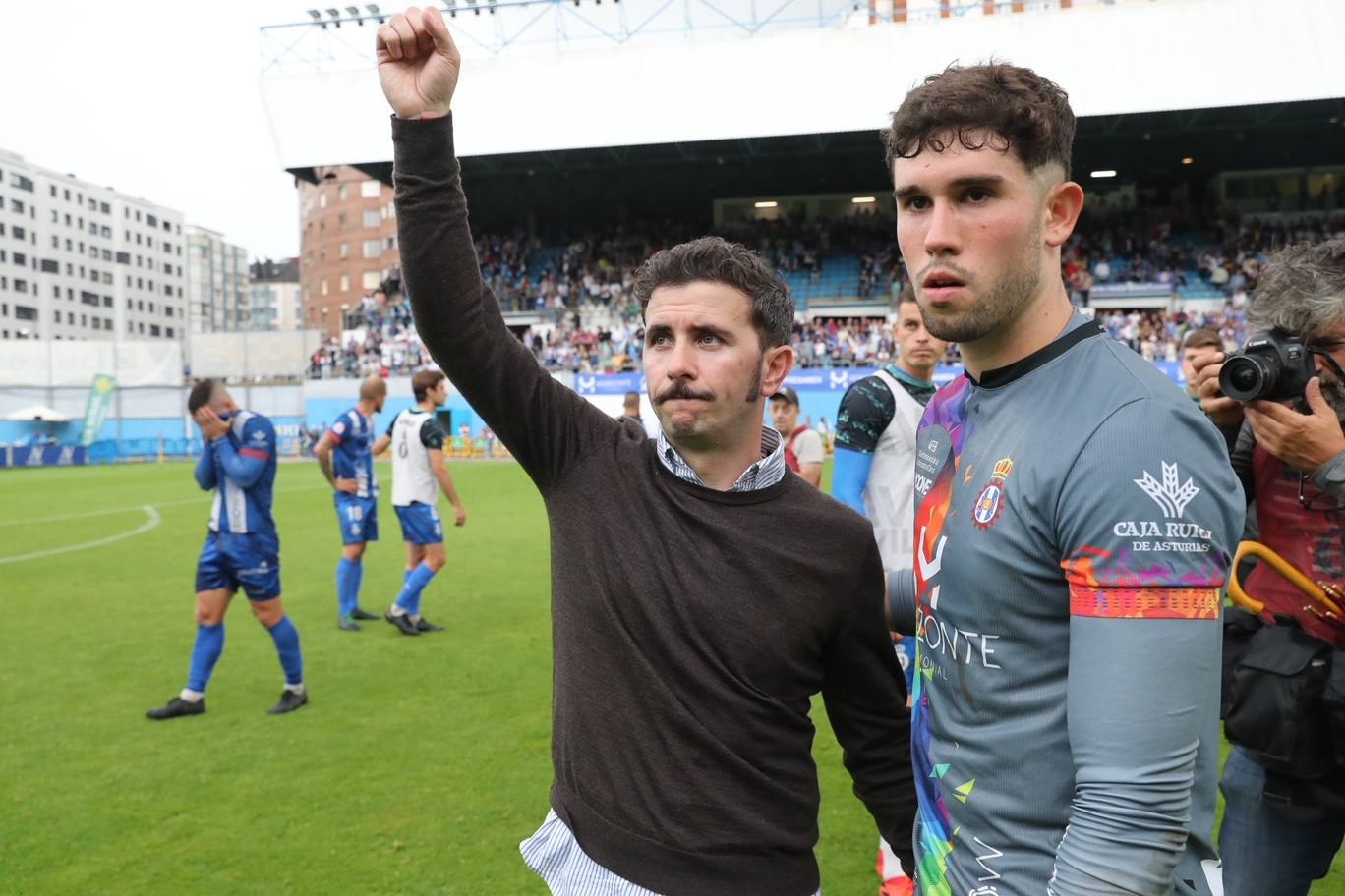 Fotos: las lágrimas de los jugadores del Avilés y el agradecimiento a la afición