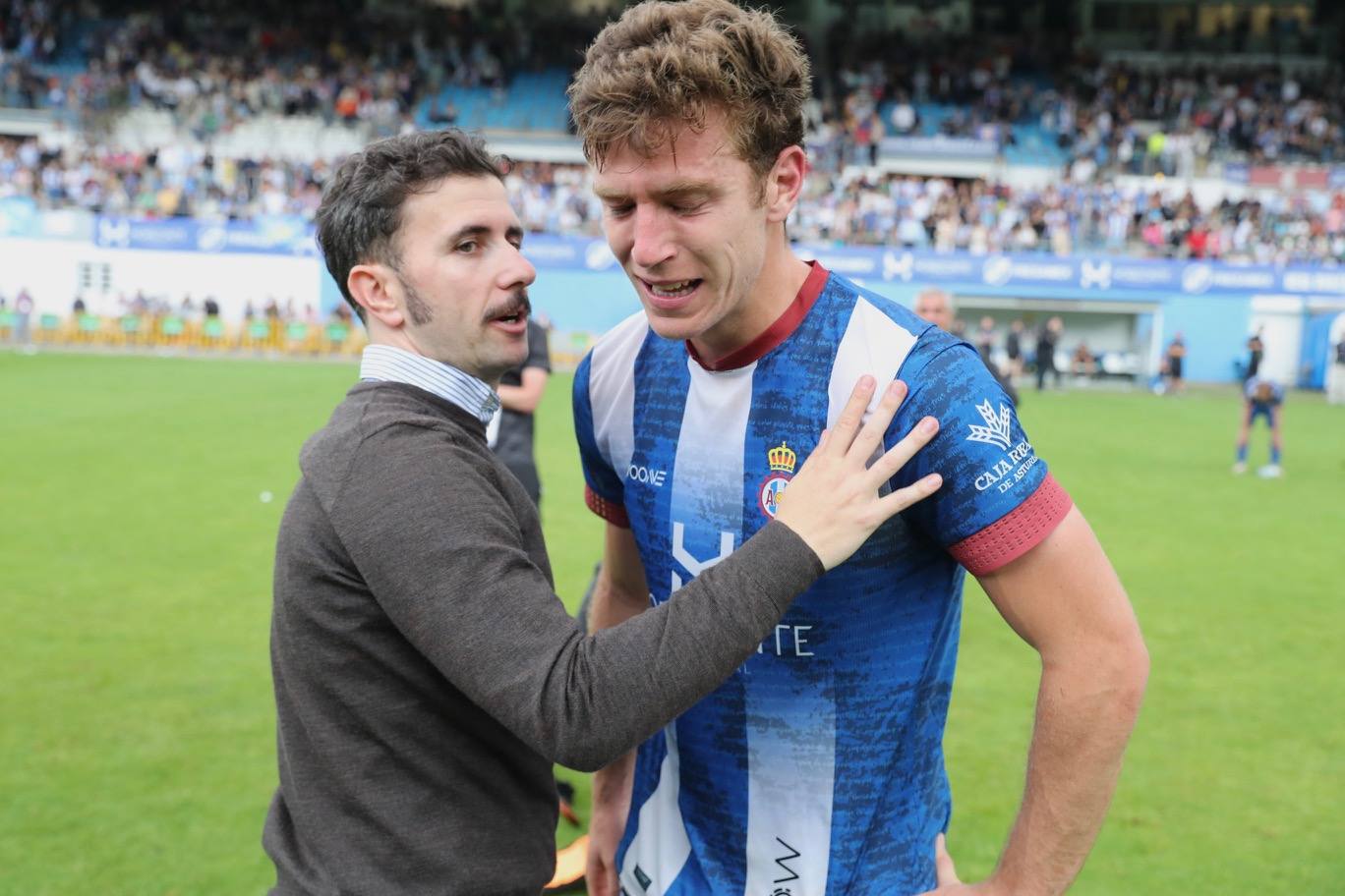 Fotos: las lágrimas de los jugadores del Avilés y el agradecimiento a la afición