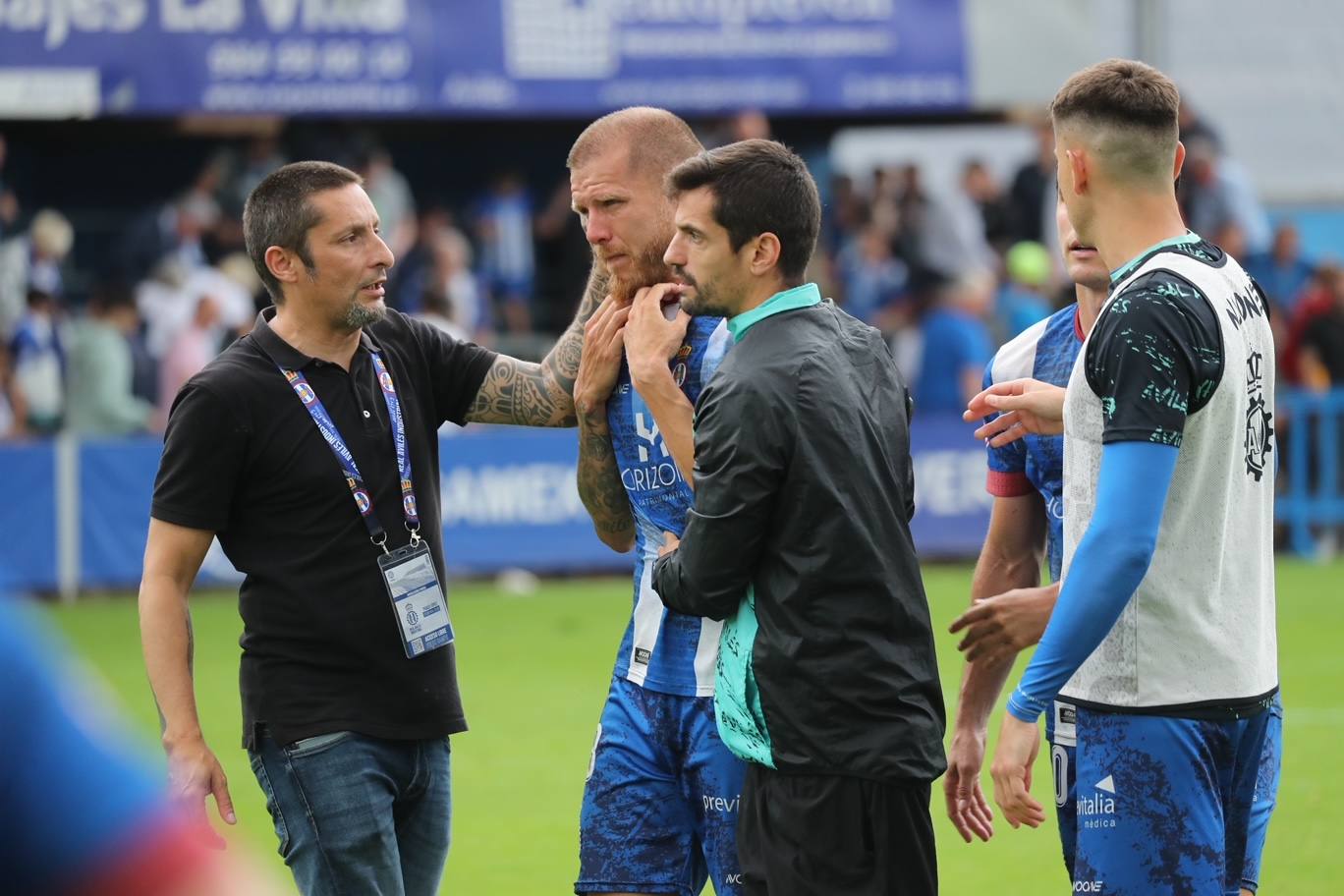 Fotos: las lágrimas de los jugadores del Avilés y el agradecimiento a la afición