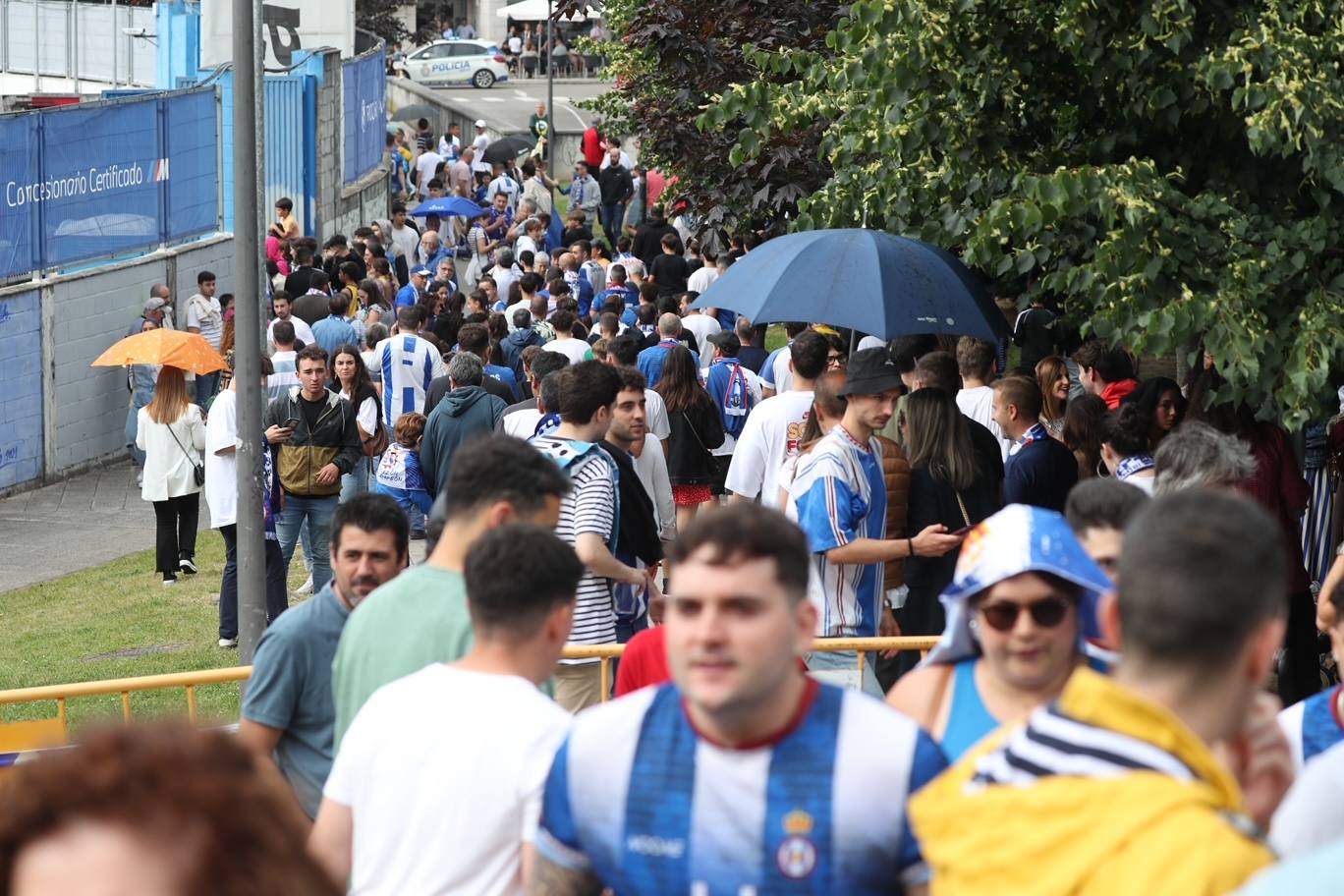 Cientos de personas empujan al Avilés hacia el ascenso