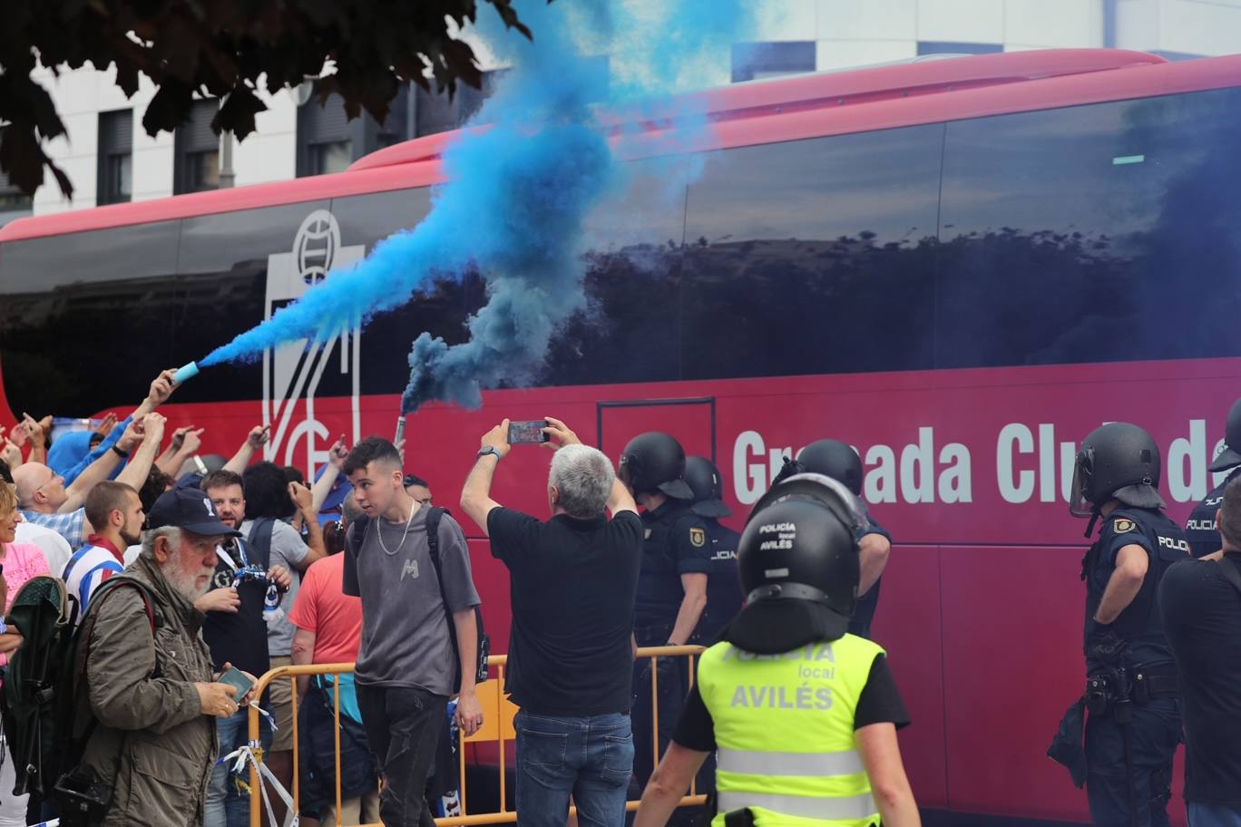 Cientos de personas empujan al Avilés hacia el ascenso