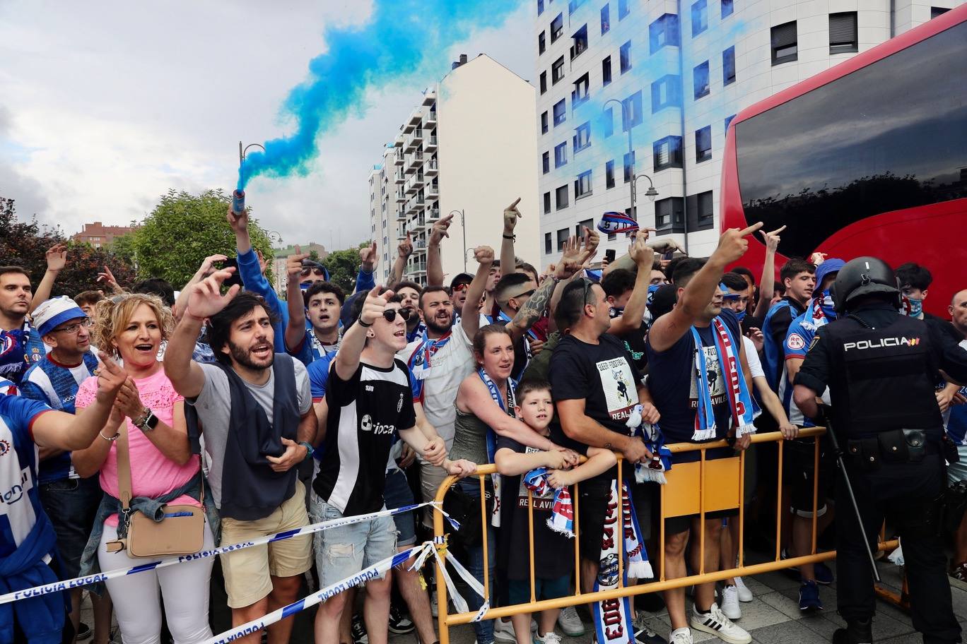 Cientos de personas empujan al Avilés hacia el ascenso