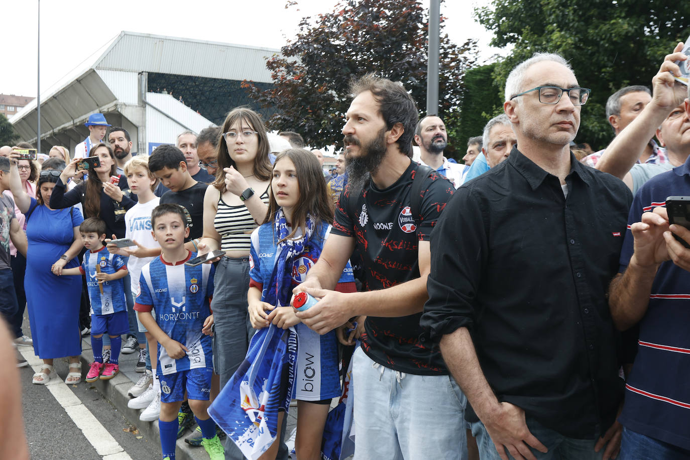 Cientos de personas empujan al Avilés hacia el ascenso