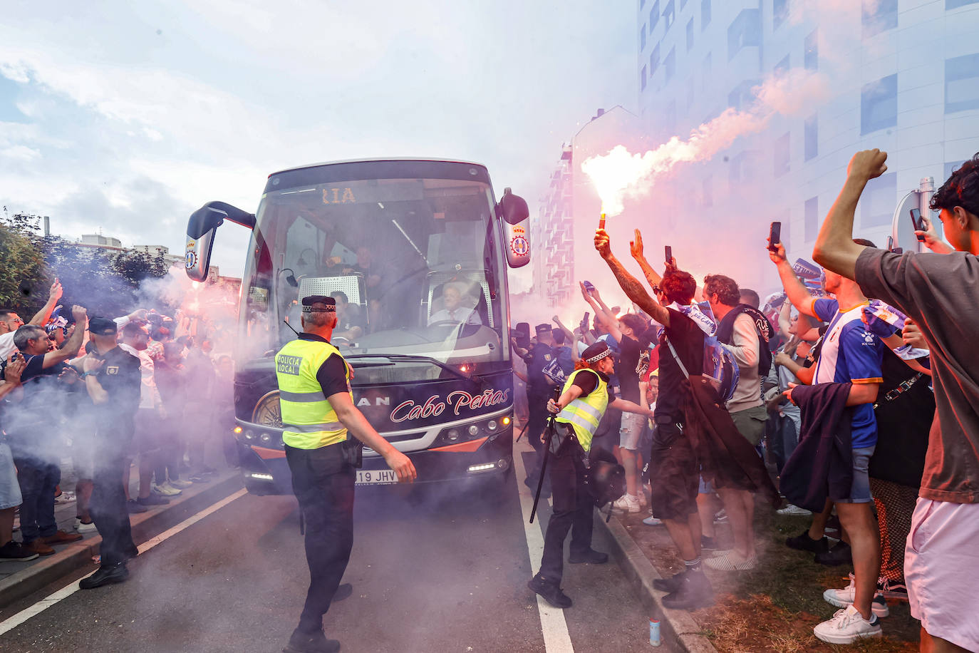 Cientos de personas empujan al Avilés hacia el ascenso