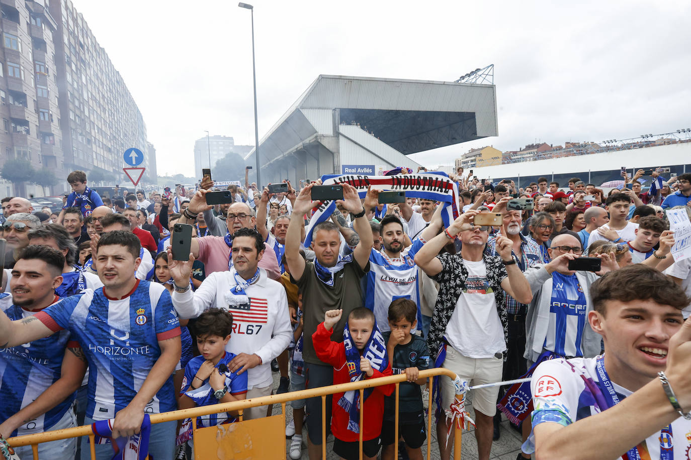 Cientos de personas empujan al Avilés hacia el ascenso