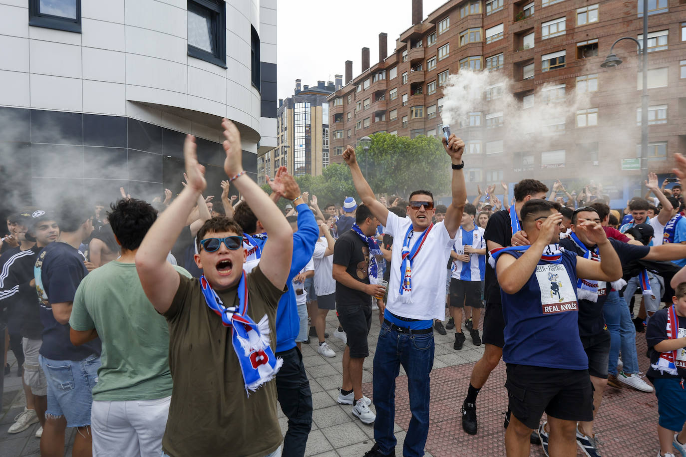 Cientos de personas empujan al Avilés hacia el ascenso