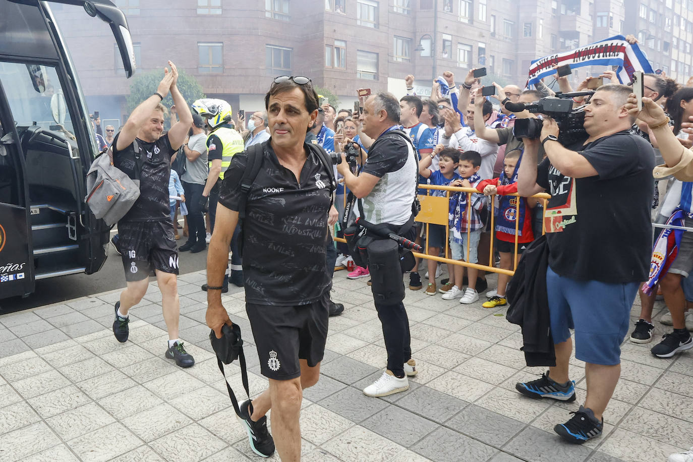 Cientos de personas empujan al Avilés hacia el ascenso