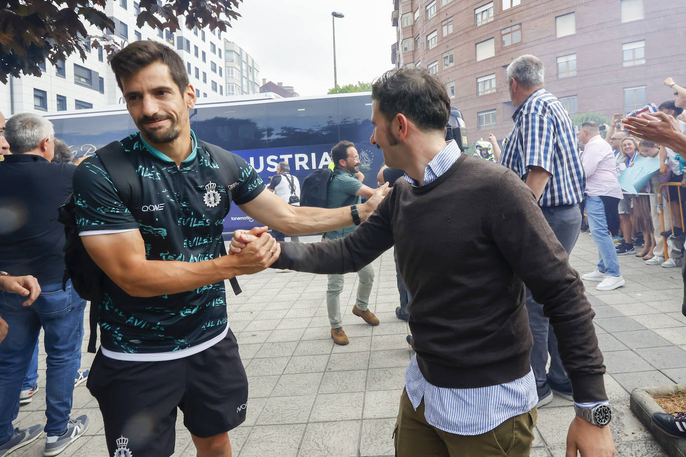 Cientos de personas empujan al Avilés hacia el ascenso