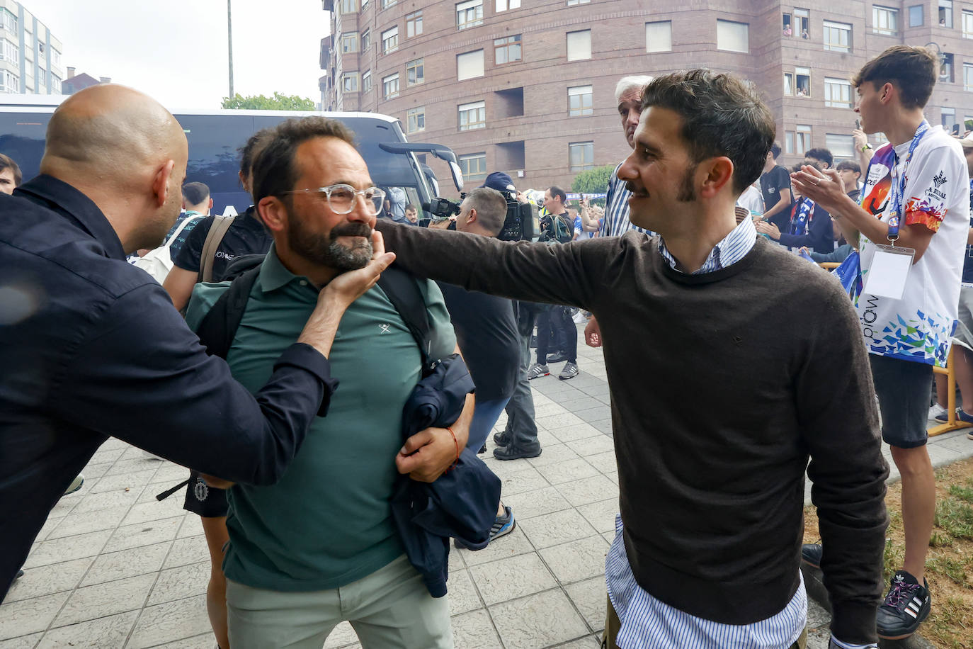 Cientos de personas empujan al Avilés hacia el ascenso