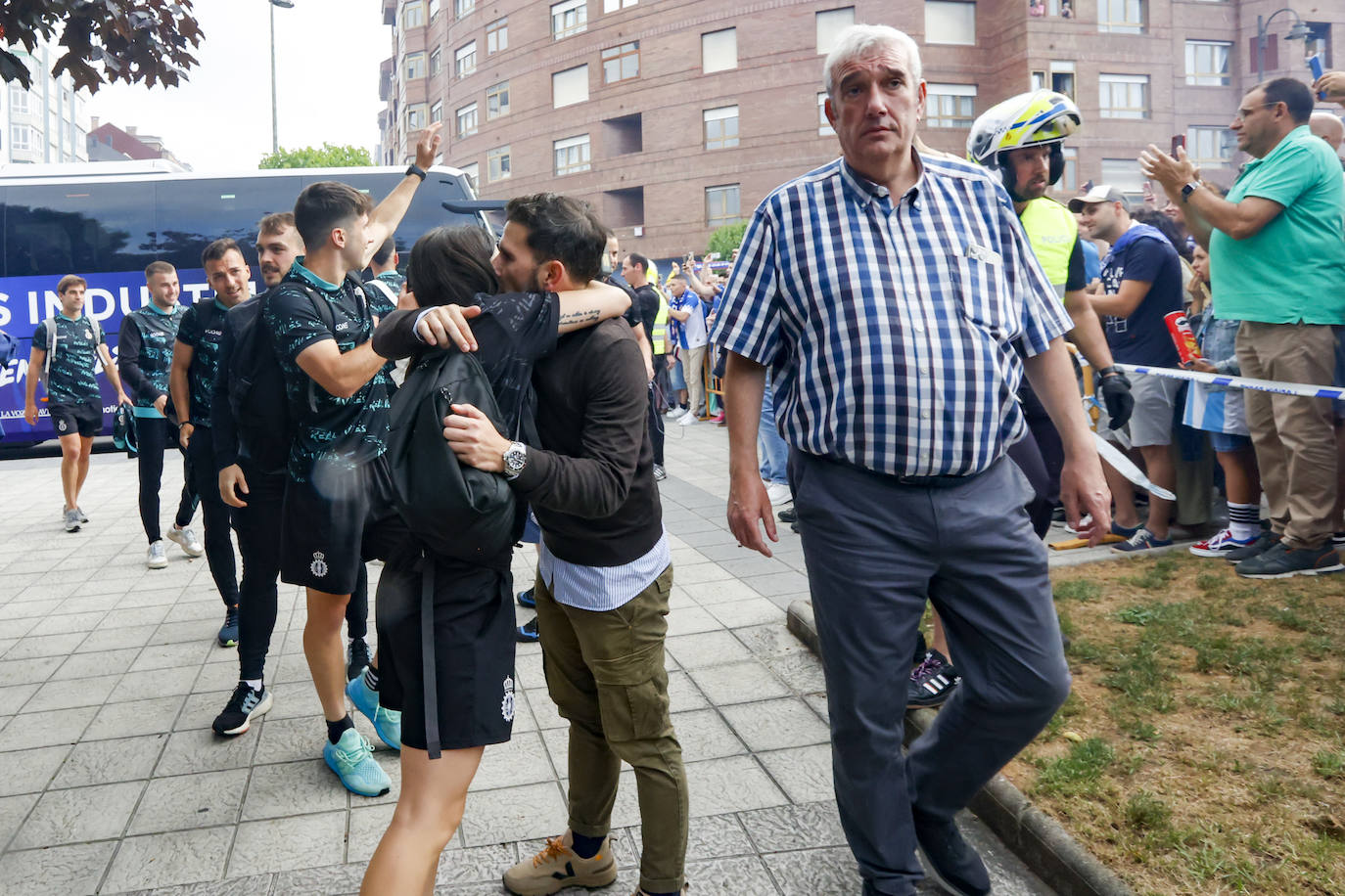 Cientos de personas empujan al Avilés hacia el ascenso