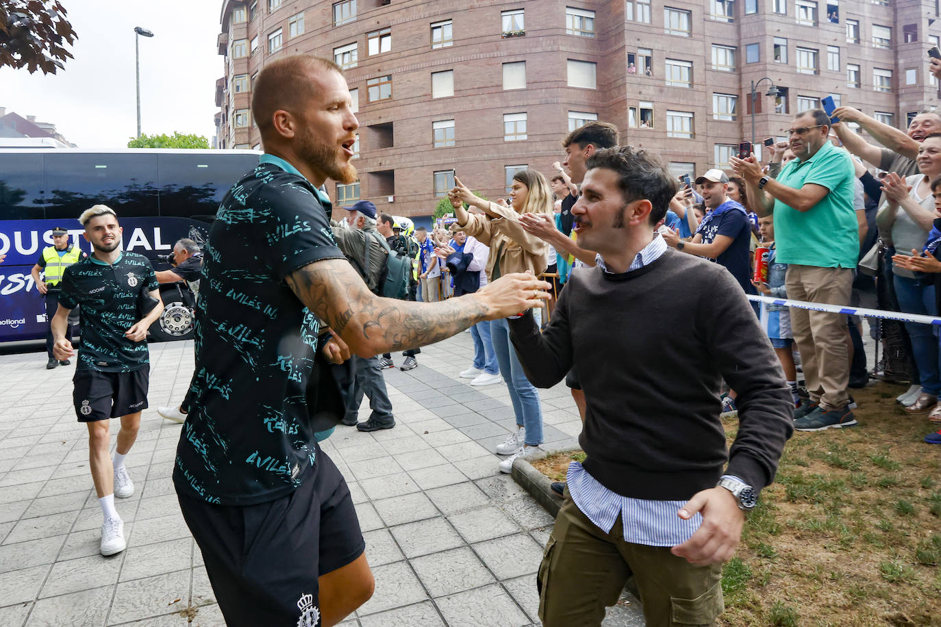 Cientos de personas empujan al Avilés hacia el ascenso