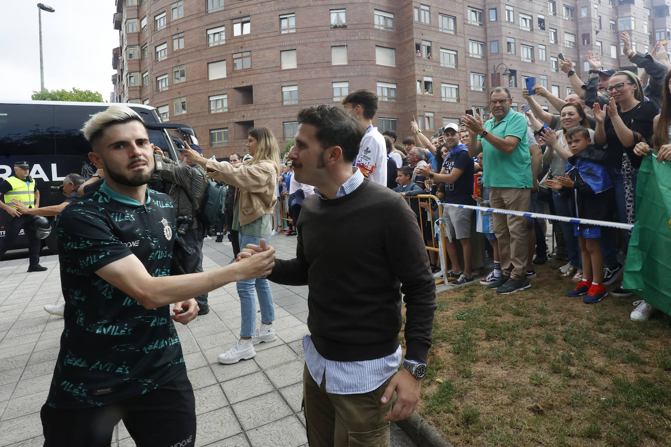 Cientos de personas empujan al Avilés hacia el ascenso