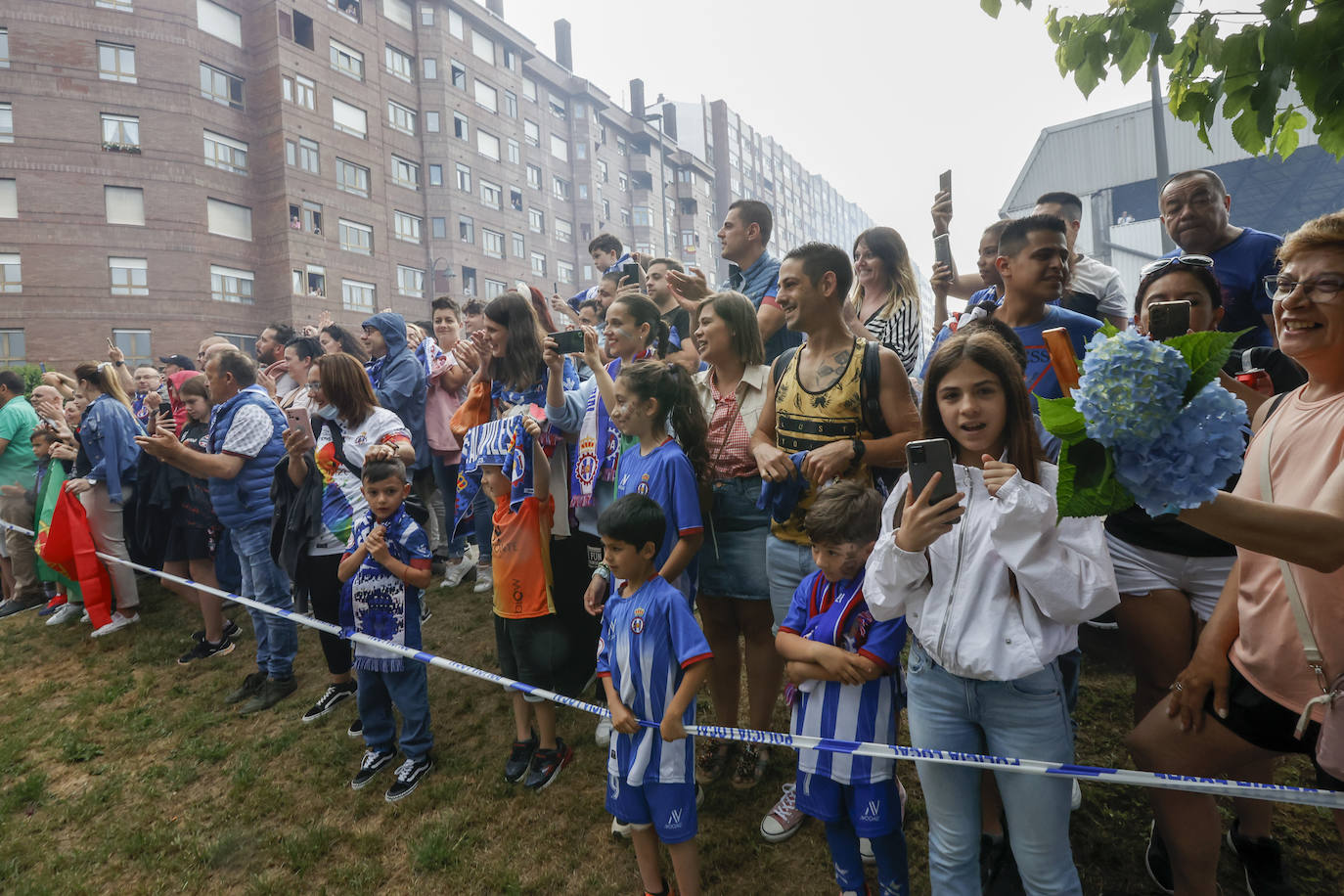 Cientos de personas empujan al Avilés hacia el ascenso