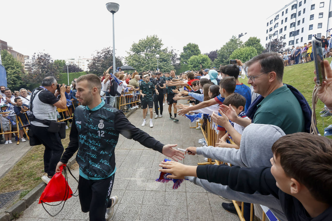 Cientos de personas empujan al Avilés hacia el ascenso