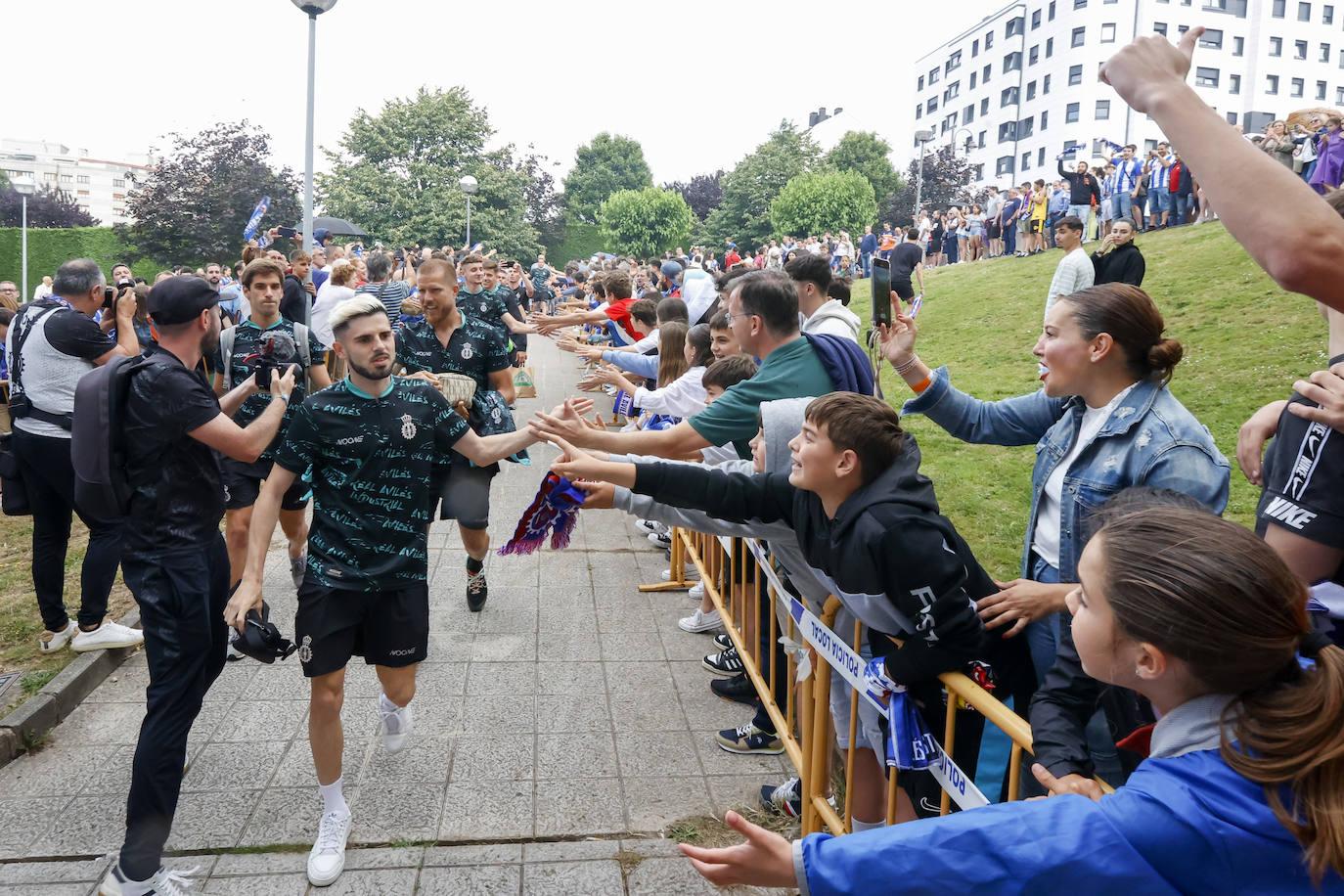 Cientos de personas empujan al Avilés hacia el ascenso