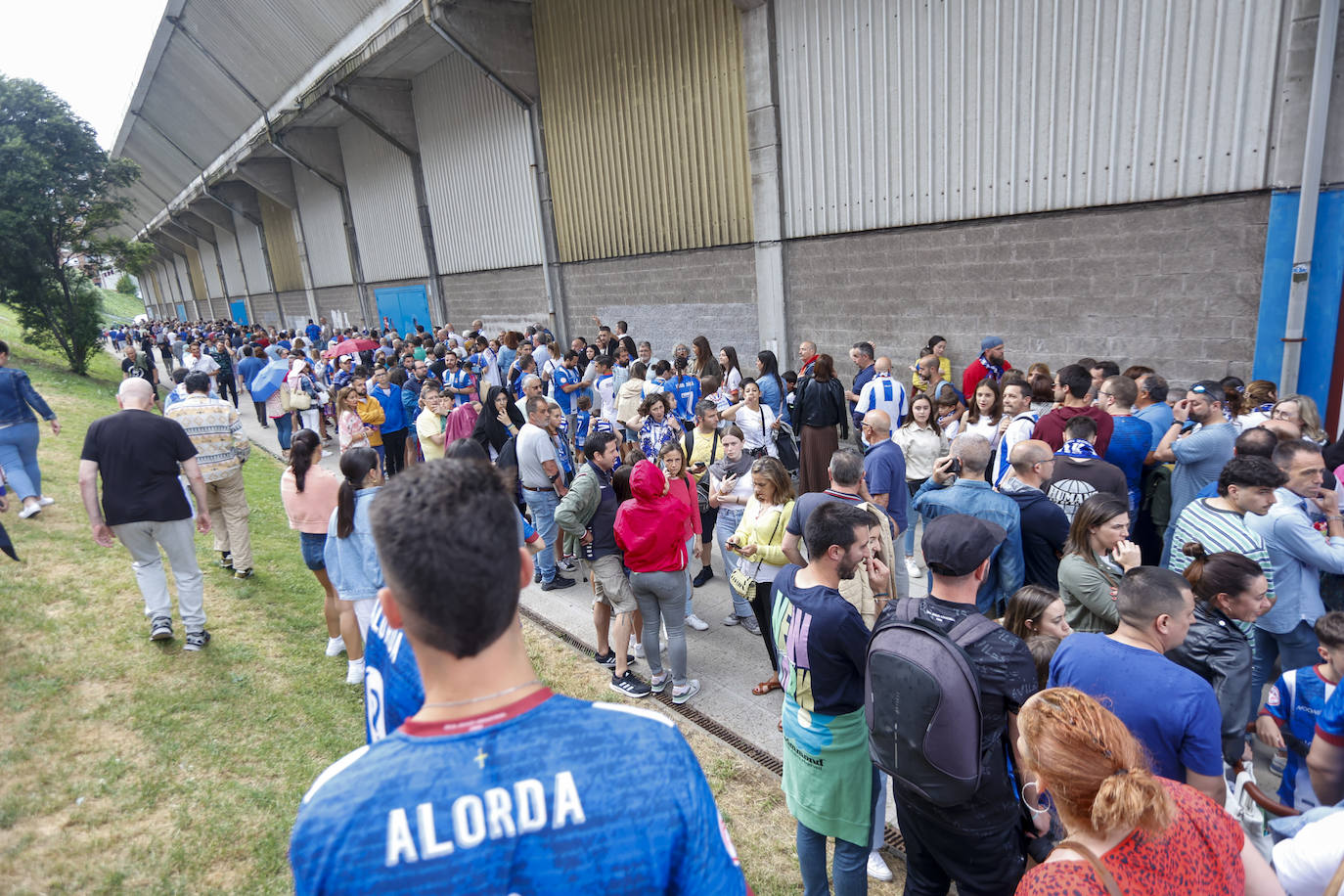 Cientos de personas empujan al Avilés hacia el ascenso