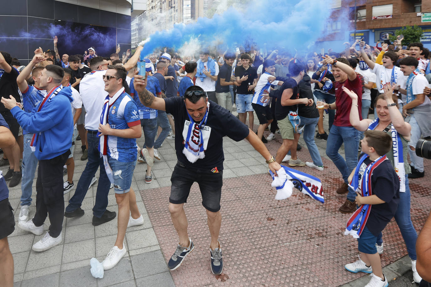 Cientos de personas empujan al Avilés hacia el ascenso