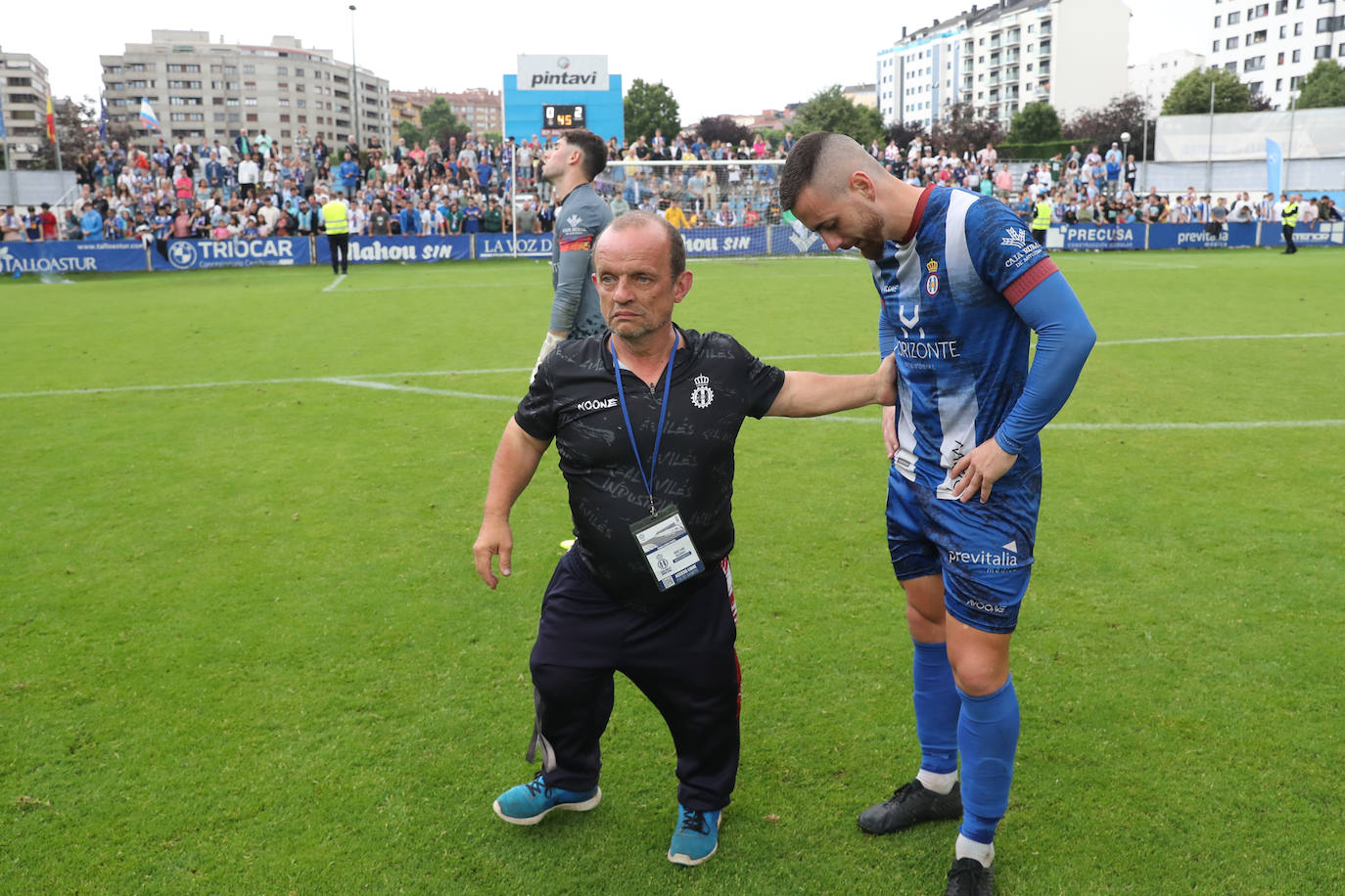 Fotos: las lágrimas de los jugadores del Avilés y el agradecimiento a la afición