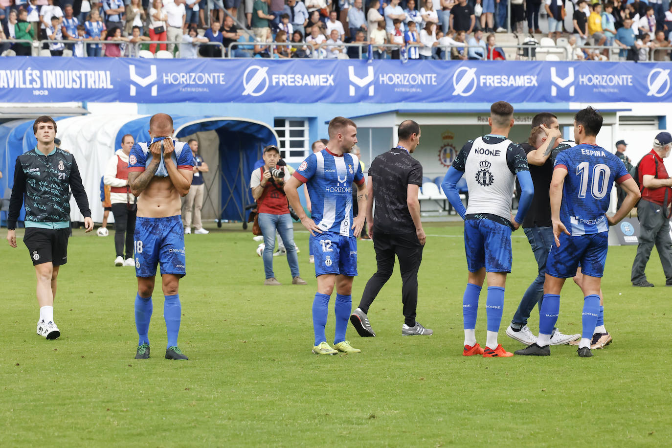 Fotos: las lágrimas de los jugadores del Avilés y el agradecimiento a la afición