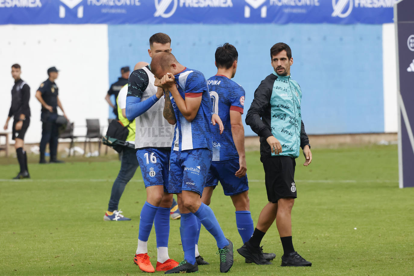 Fotos: las lágrimas de los jugadores del Avilés y el agradecimiento a la afición