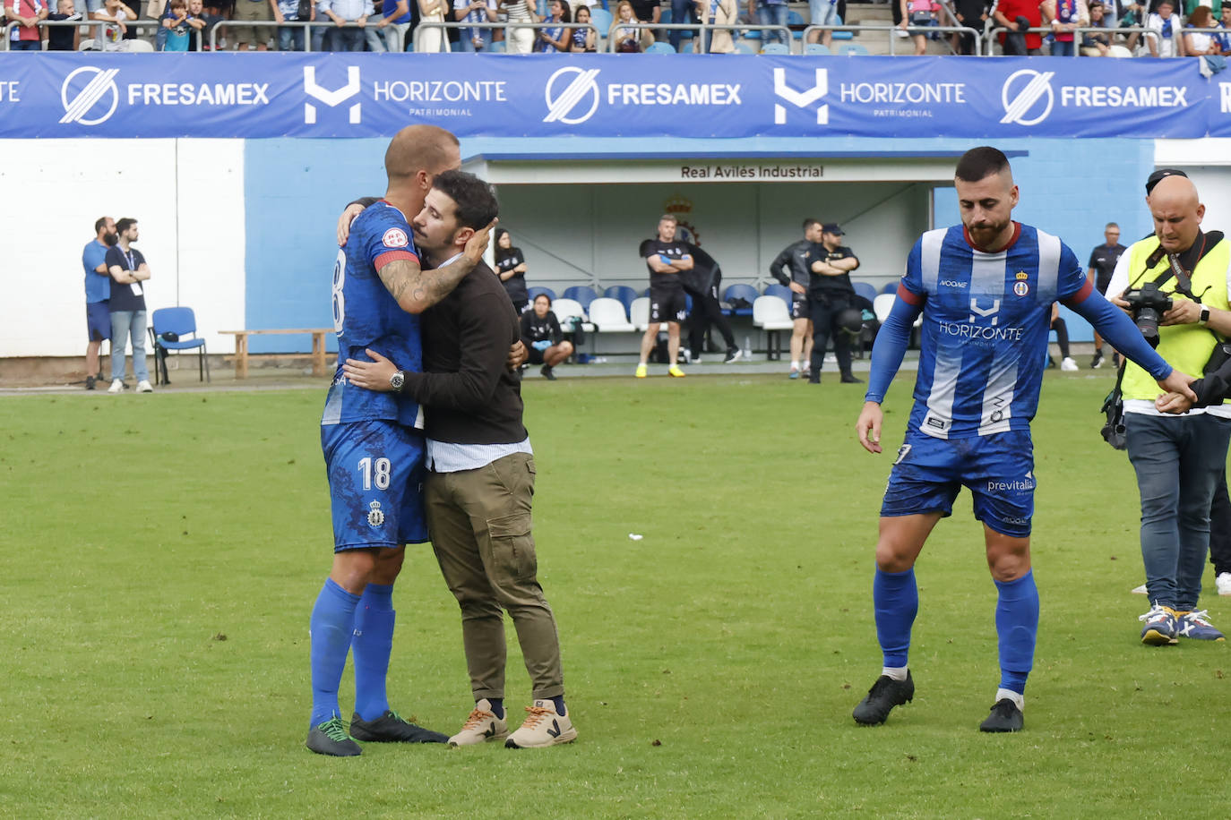 Fotos: las lágrimas de los jugadores del Avilés y el agradecimiento a la afición