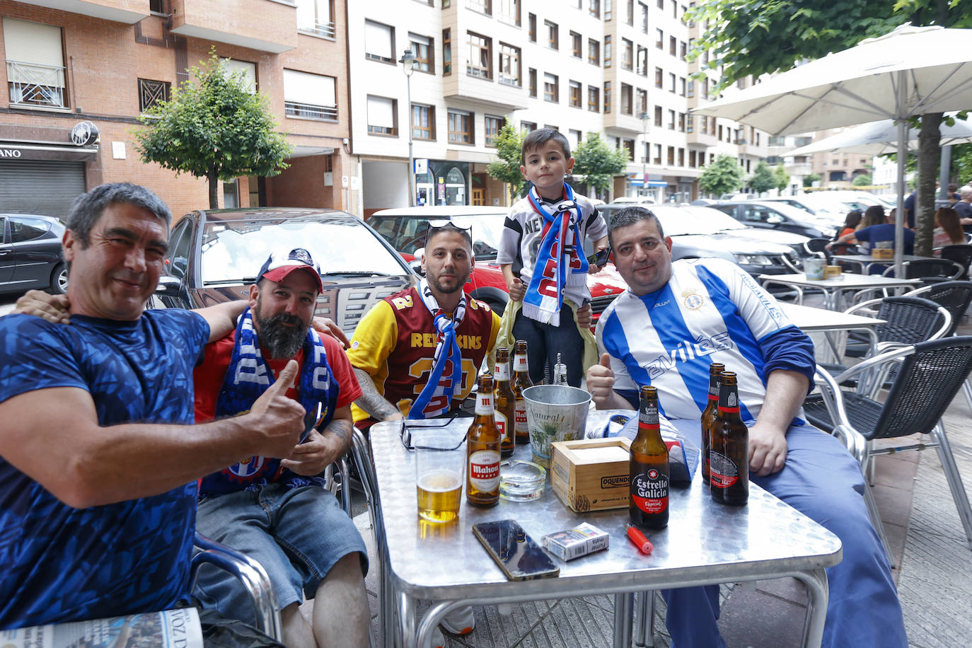 Avilés se tiñe de blanquiazul