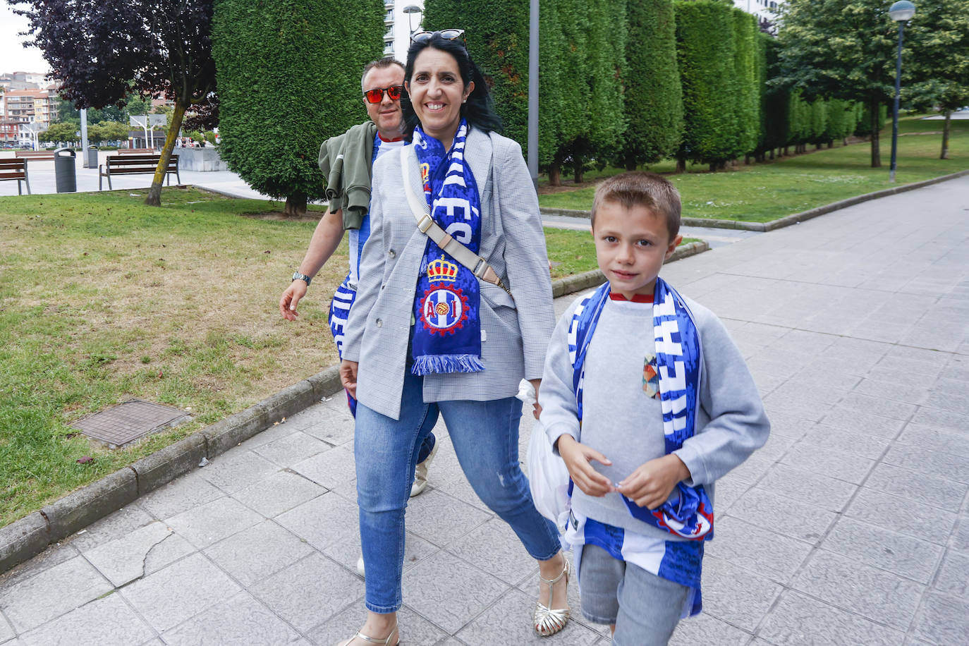 Avilés se tiñe de blanquiazul