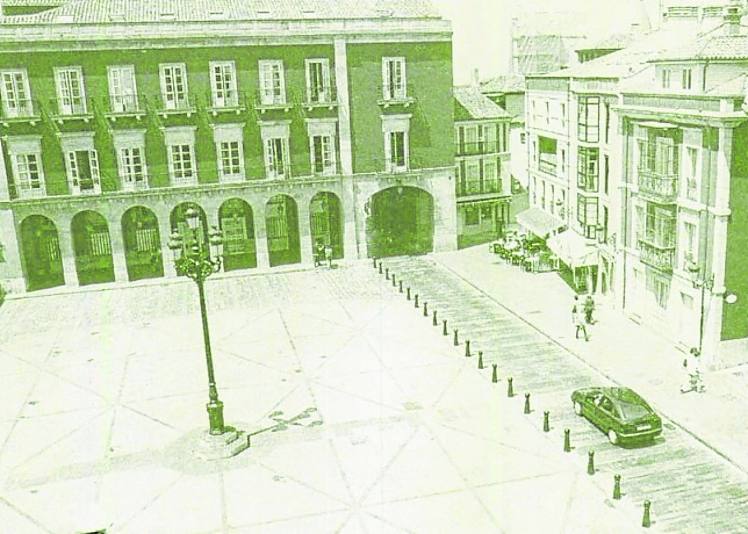 La plaza Mayor, en 1998, cuando la atravesaban vehículos.