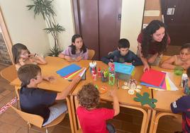 Niños participantes en el taller de reciclaje de plástico.