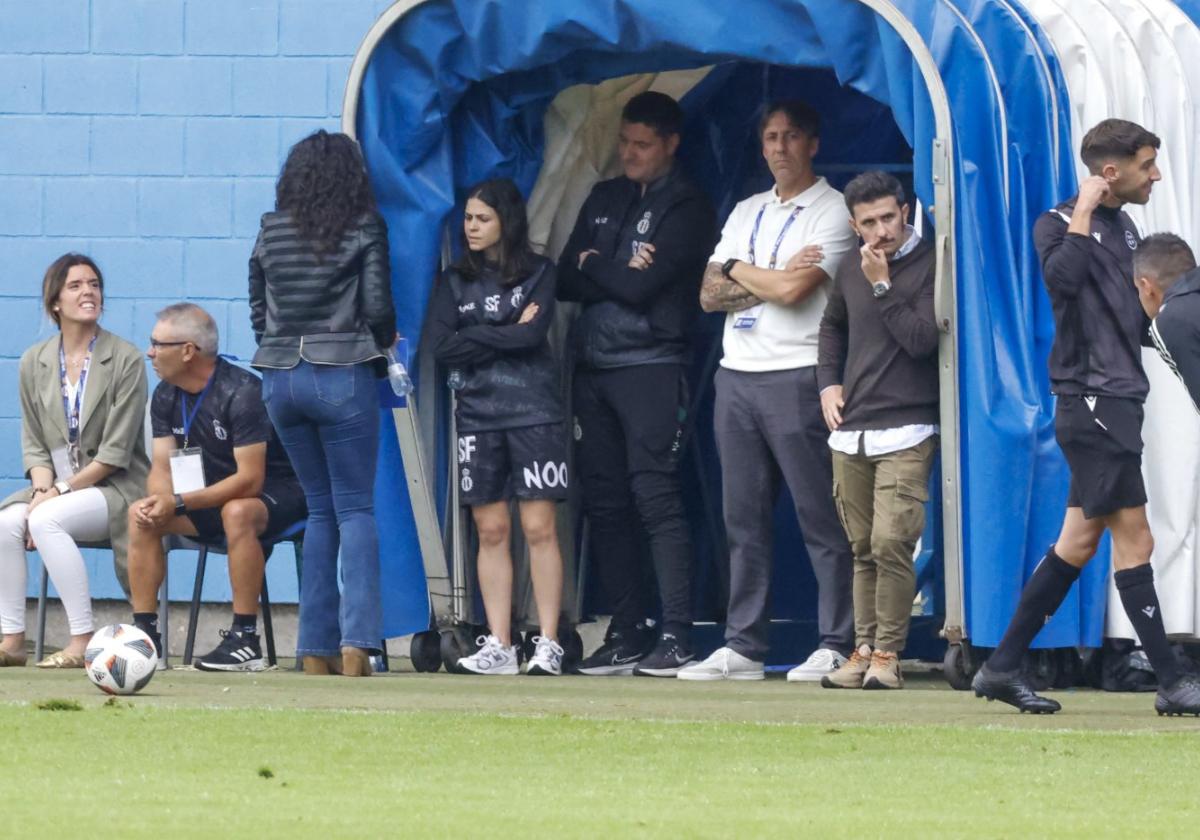 Diego Baeza, a la derecha, en el túnel de vestuarios donde vio todo el partido.