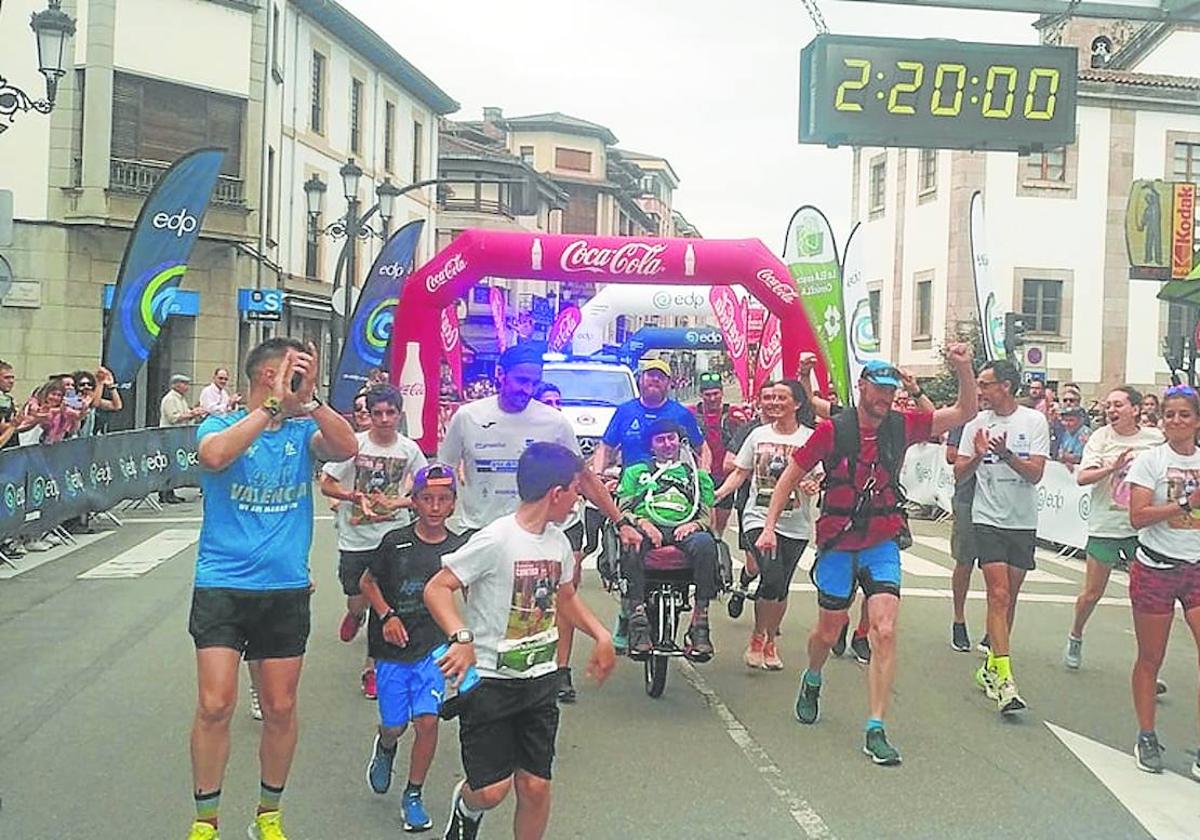 José Luis Capitán, acompañado de familiares y amigos cruza la meta de la media maratón Ruta de la Reconquista en Cangas de Onís.