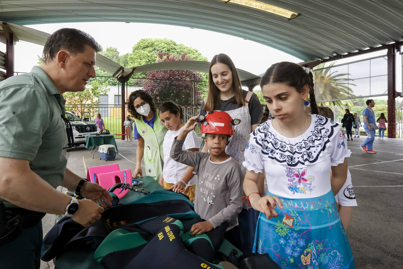 La Guardia Civil impresiona a los escolares de Castiello