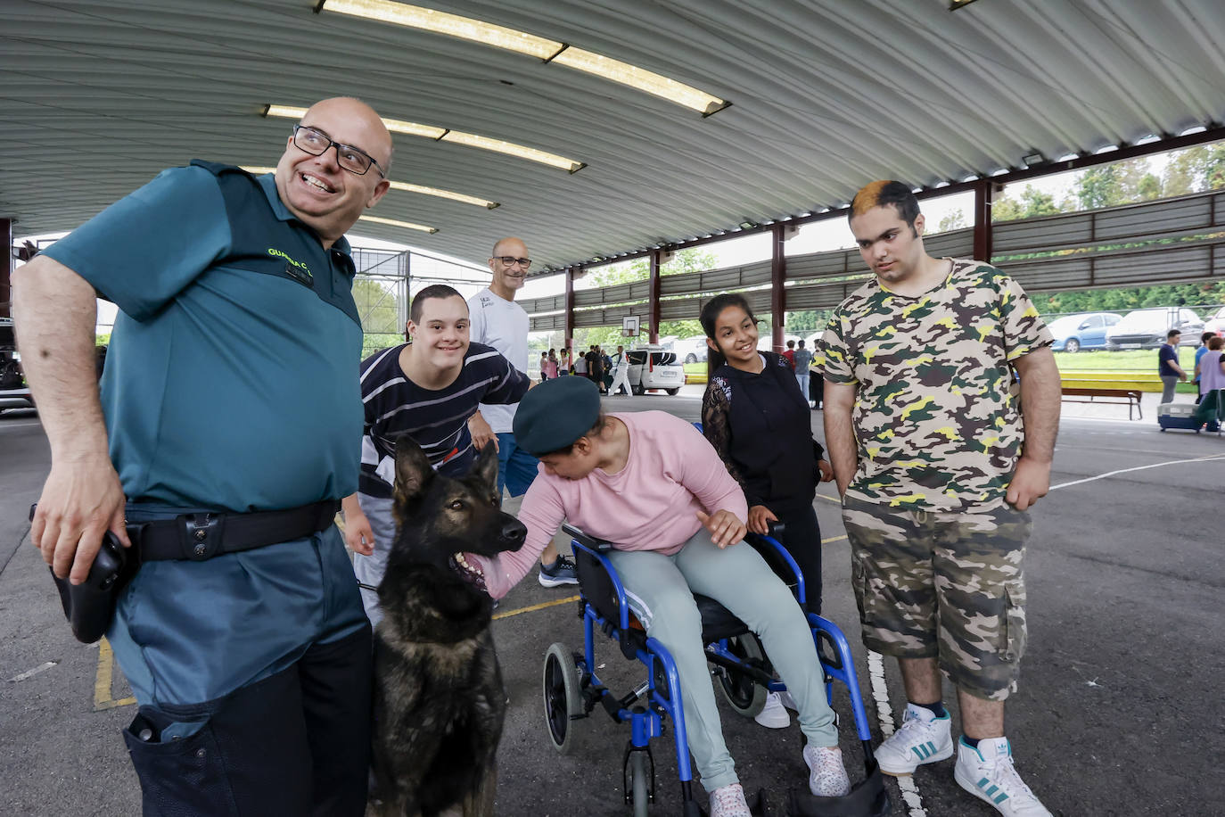 La Guardia Civil impresiona a los escolares de Castiello