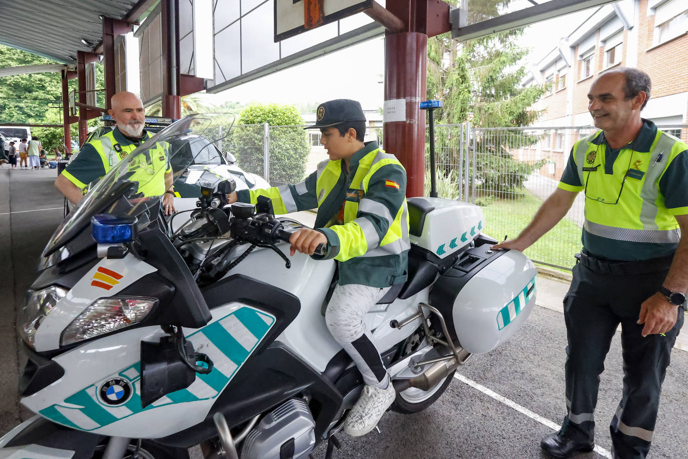 La Guardia Civil impresiona a los escolares de Castiello