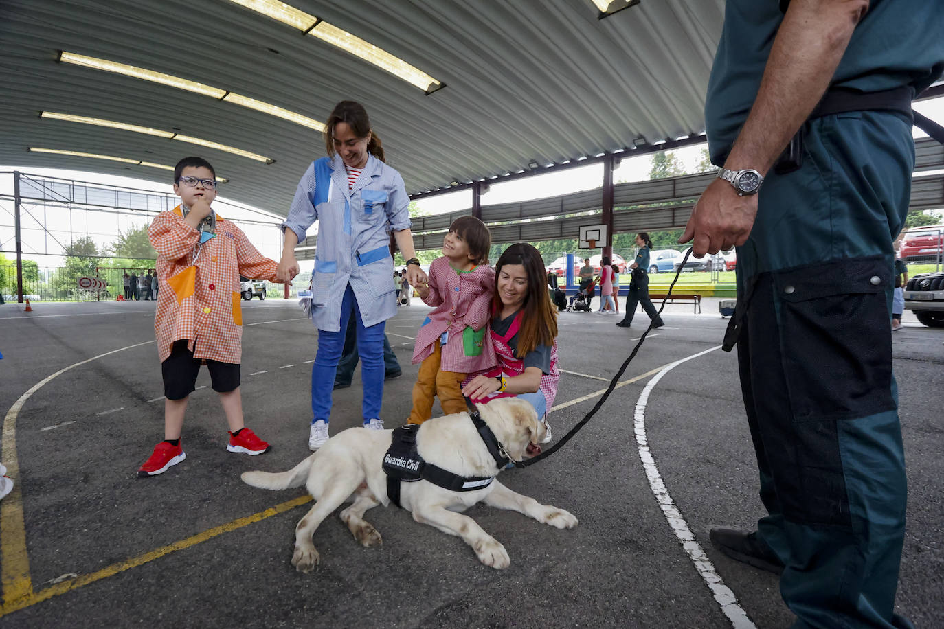 La Guardia Civil impresiona a los escolares de Castiello