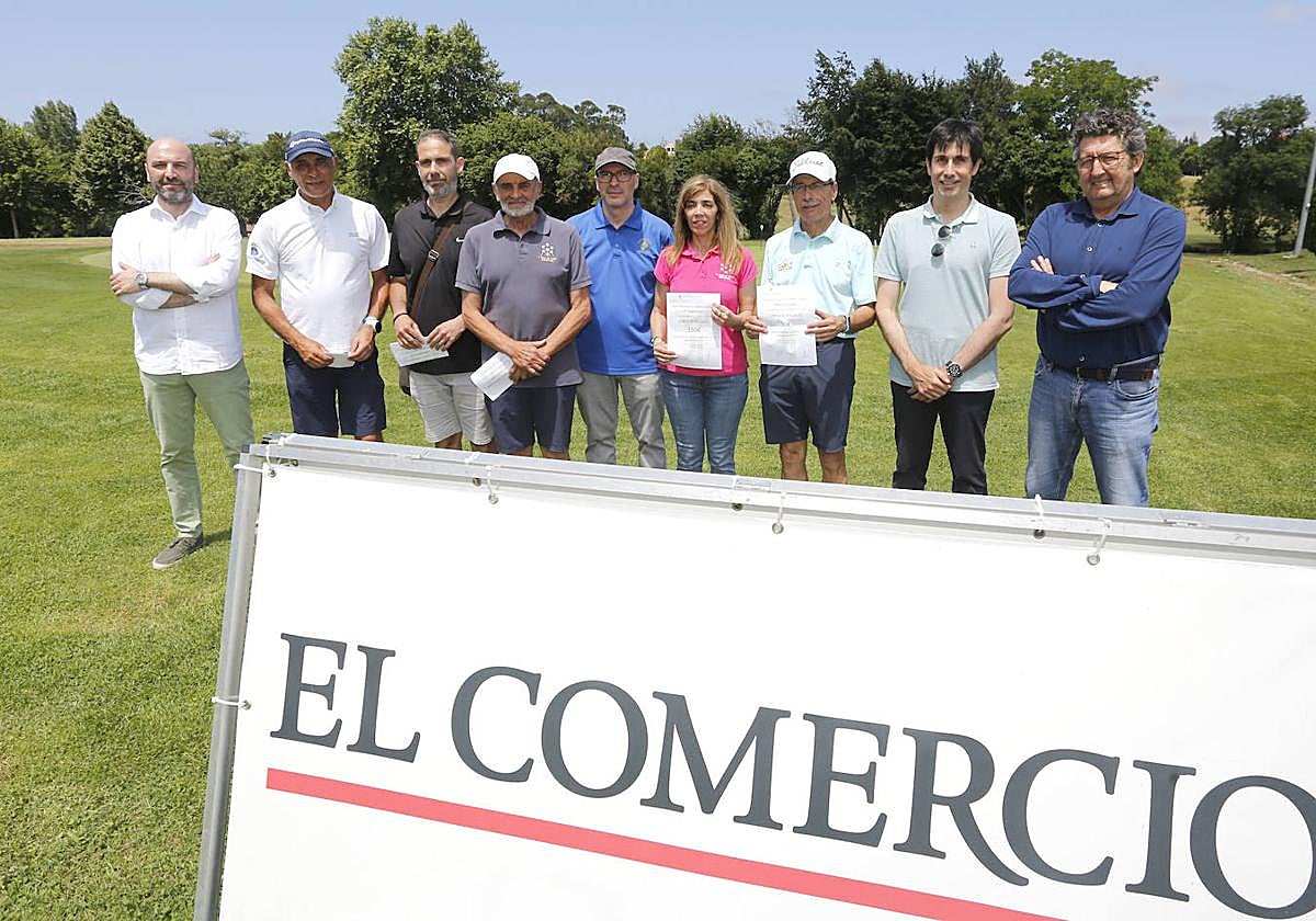 Diego Oliveira, de EL COMERCIO, Luis Labra, Luis Martínez, José Ramón Menéndez, José Antonio Cancio, Madeline Mora, Jorge Medina, Roberto Torre, de ABANCA, y Arturo Zarauza, en la clausura de la tercera prueba del Trofeo EL COMERCIO-ABANCA, en El Tragamón.